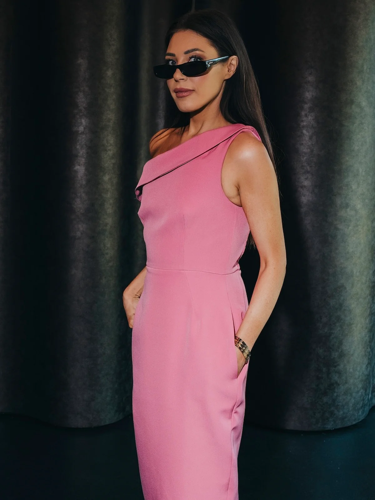 'JACKIE O' OFF THE SHOULDER HOURGLASS MIDI DRESS PINK - Image 3