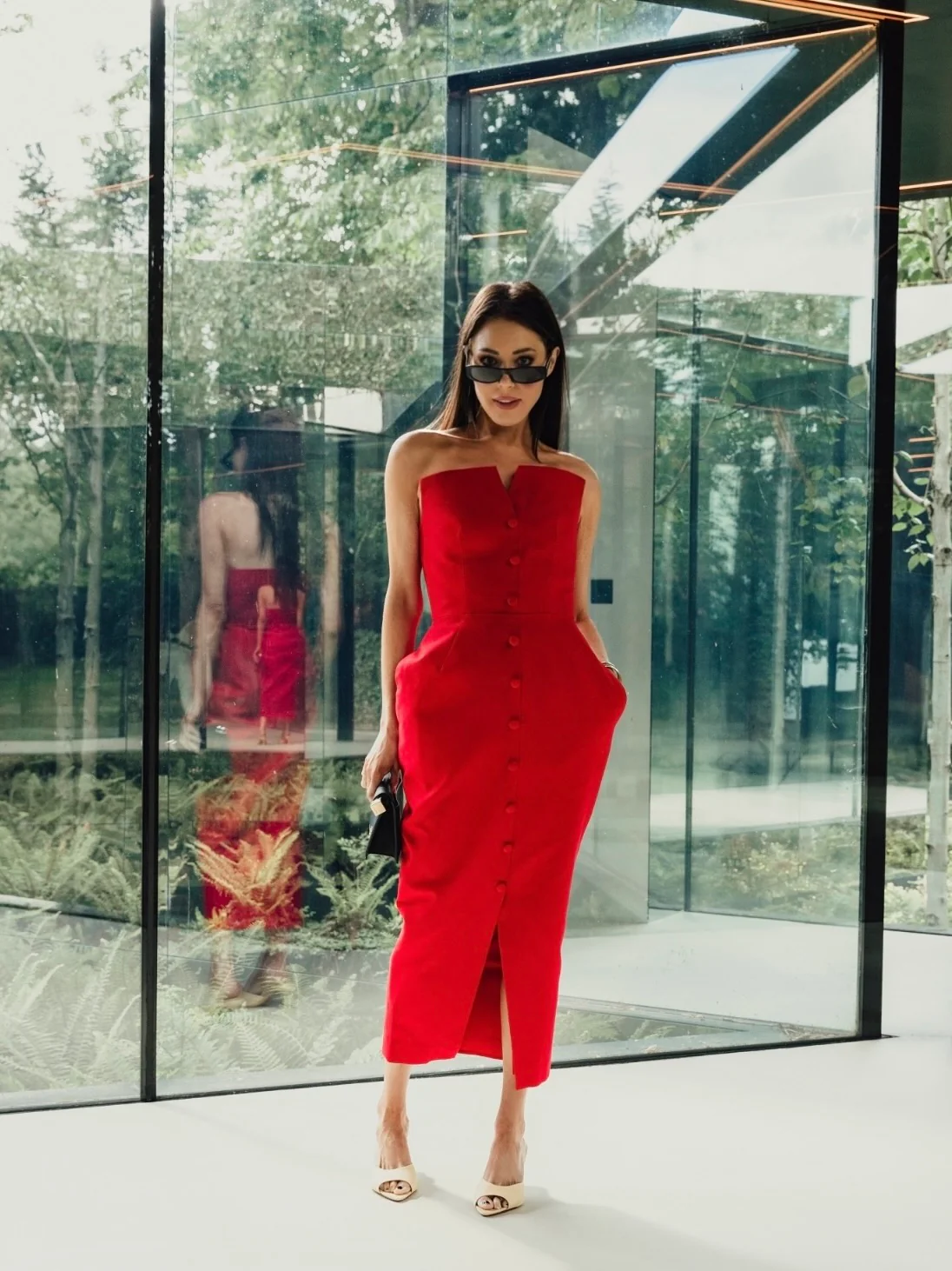 'MARILYN' EXAGGERATED SQUARE BANDEAU BUTTON DETAIL MIDI DRESS RED - Image 4